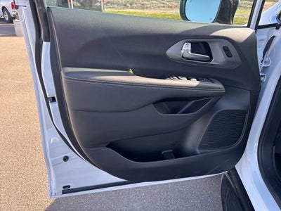 2026 Chrysler Pacifica Select AWD