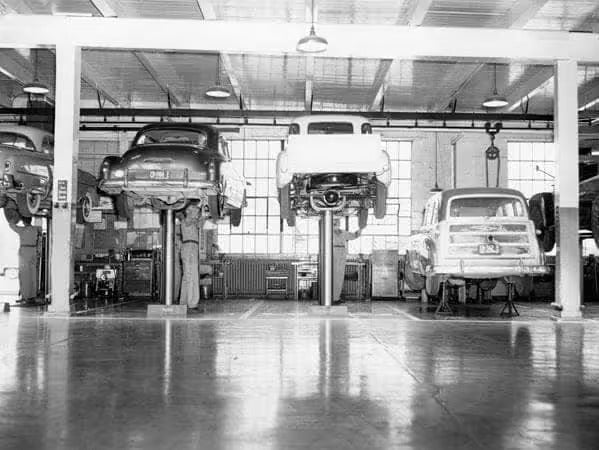 Vintage service bay interior photo